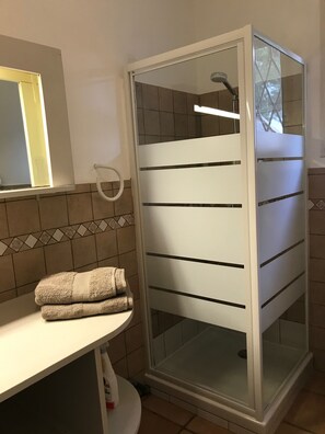 Hair dryer, towels, soap, toilet paper - SEASIDE HOUSE, PORT D'ALON ESTATE, PRIVATE COVE, POOL, TENNIS COURT- 4 bedrooms (Saint-Cyr-sur-Mer)