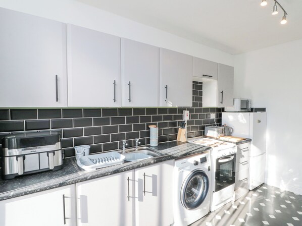 Een koelkast, een waterkoker, een broodrooster