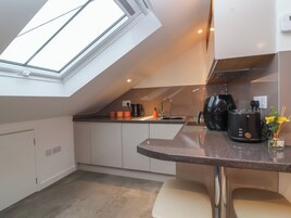 冰箱、洗碗机、电热水壶、烤面包机