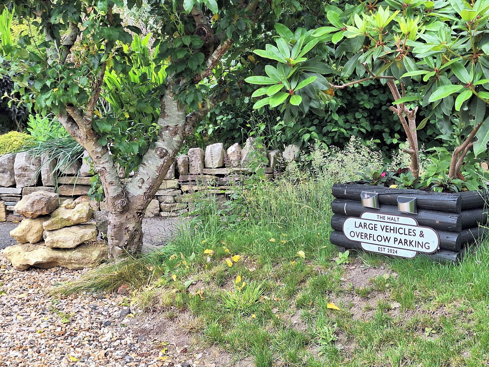 Schild mit Parkbeschränkungen für große Fahrzeuge und Hinweisen zu Überparkmöglichkeiten, eingerichtet 2024.