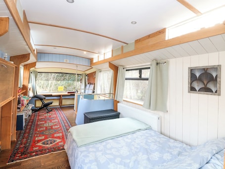 1 bedroom, individually decorated, individually furnished. Walter