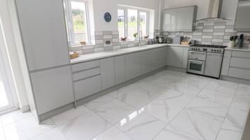 Jääkaappi, astianpesukone, vedenkeitin, leivänpaahdin