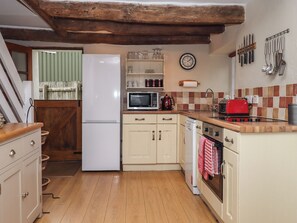 Fridge, dishwasher, electric kettle, toaster - Cherryblossom Cottage (Winkleigh)