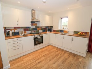 Fridge, dishwasher, electric kettle, toaster - Rose Cottage (Stratford-upon-Avon)