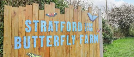 Een houten bord met de tekst 'Stratford upon Avon Butterfly Farm'.