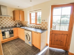 Fridge, dishwasher, electric kettle, toaster - Avon View (Stratford-upon-Avon)