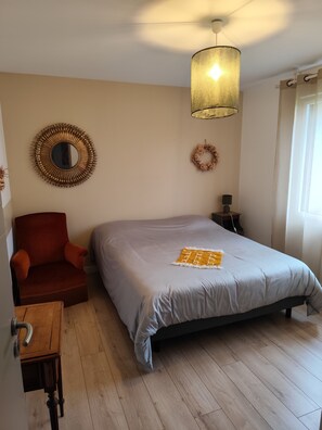 5 chambres, fer et planche à repasser, Wi-Fi, draps fournis