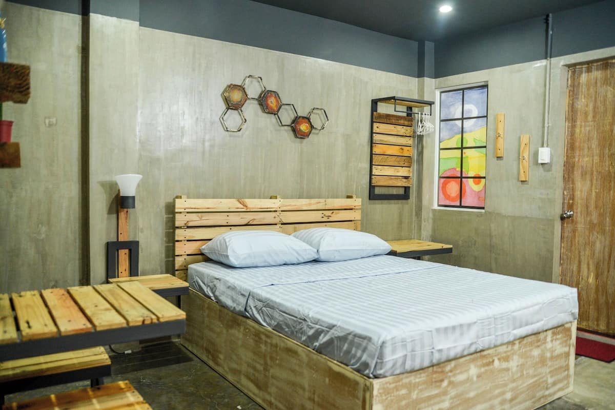 1 bedroom, desk, laptop workspace, free WiFi