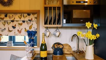 雪櫃、電熱水壺、多士爐、廚房用具/餐具/器皿
