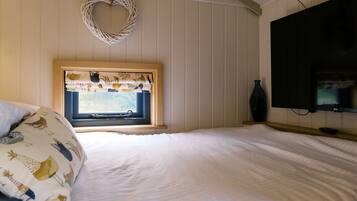 1 bedroom, individually decorated, individually furnished