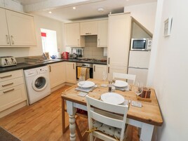 Refrigerador, tetera/pava eléctrica, tostadora, utensilios de cocina