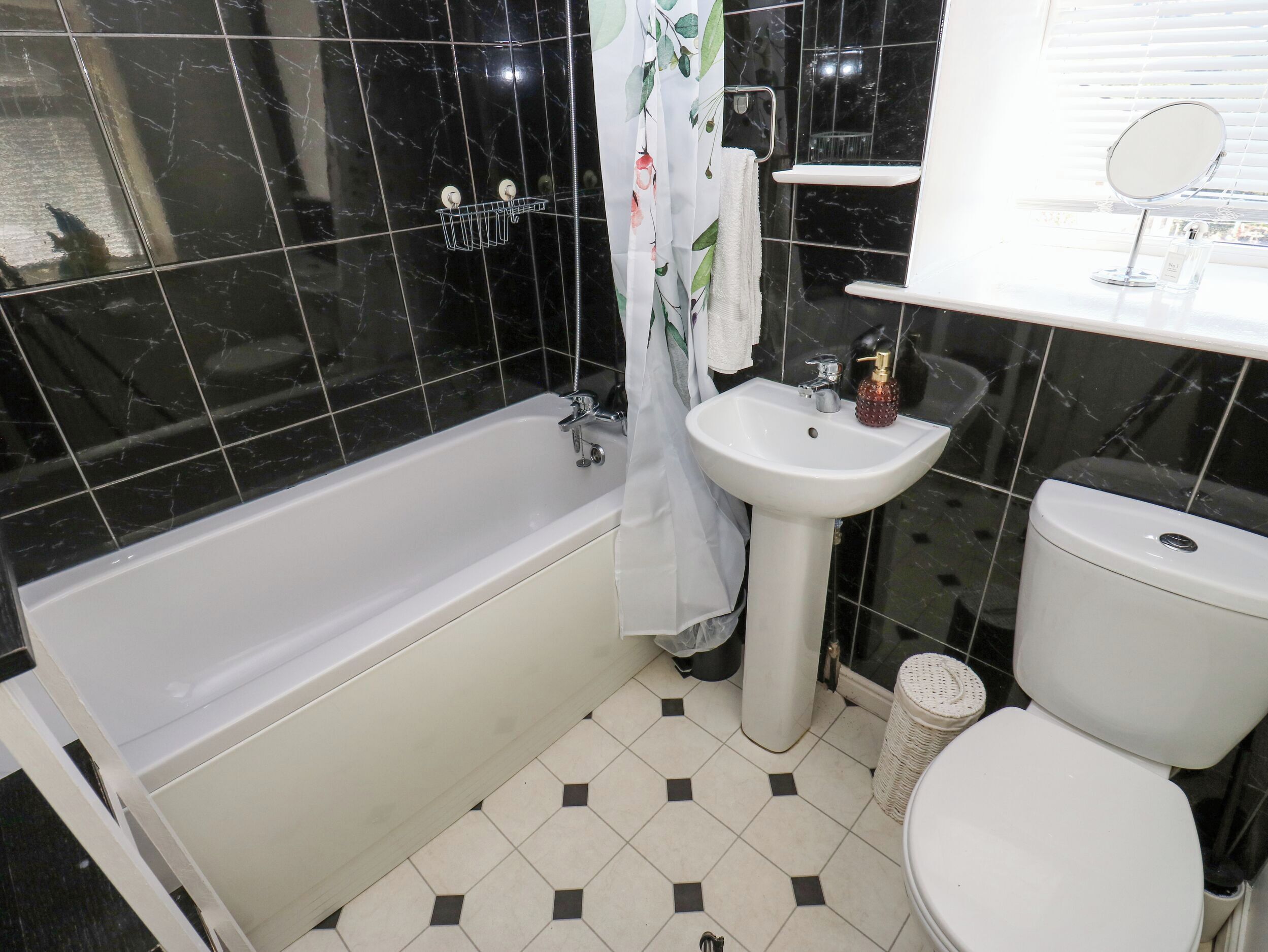 Une salle de bain avec une baignoire, un lavabo et des toilettes.