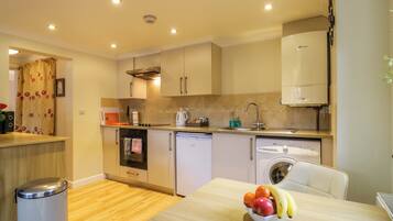 Lemari es, mesin pencuci piring, ketel listrik, dan pemanggang roti