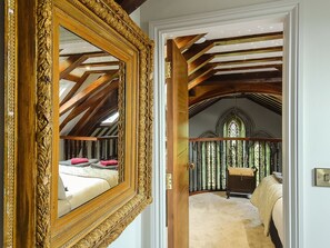 2 Schlafzimmer, individuell dekoriert, individuell eingerichtet