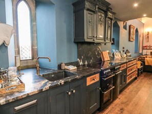 Kjøleskap, oppvaskmaskin, vannkoker og brødrister