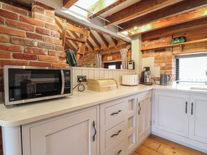 Fridge, dishwasher, electric kettle, cookware/dishes/utensils - Bridge Barn (Cromer)