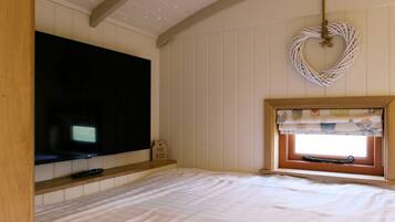 1 bedroom, individually decorated, individually furnished