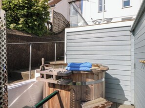 Cottage | Outdoor spa tub