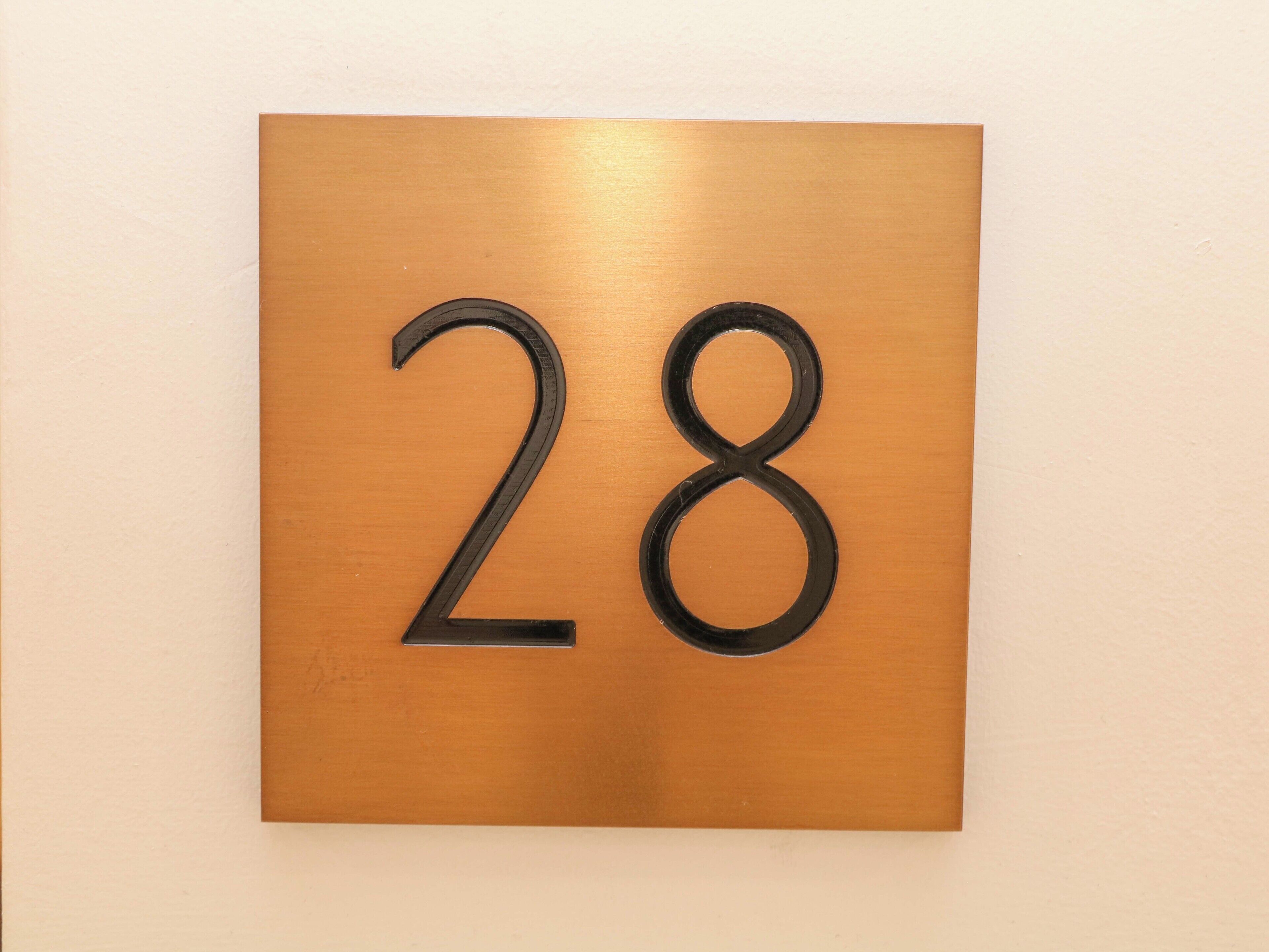 Metallinen numerokilpi, jossa on numero 28.