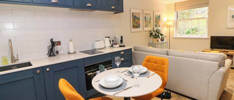 冰箱、电热水壶、烤面包机、厨具/餐具