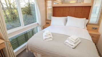 2 bedrooms, individually decorated, individually furnished