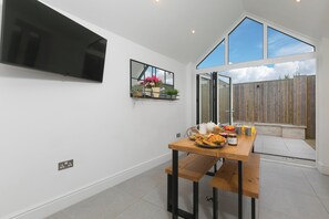 Outdoor dining - Captain's Walk (Newquay)