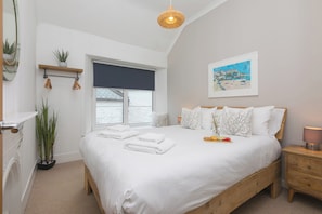 6 bedrooms, individually decorated, individually furnished, free WiFi - Captain's Walk (Newquay)