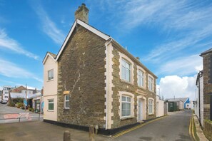 Exterior - Captain's Walk (Newquay)