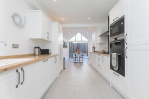 Dishwasher, toaster, cookware/dishes/utensils - Captain's Walk (Newquay)