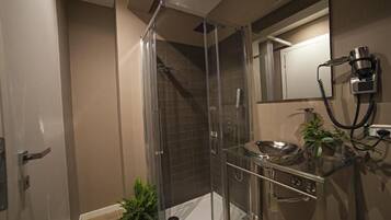 Ducha, artículos de tocador gratuitos, secador de pelo, toallas