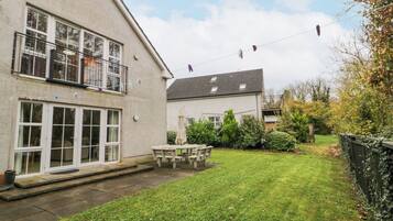 รับประทานอาหารกลางแจ้ง