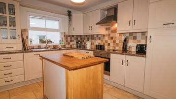 ตู้เย็น, กาต้มน้ำไฟฟ้า, เตาปิ้งขนมปัง, เครื่องครัว/จาน/ช้อนส้อม