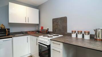 ثلاجة، غلّاية كهربائية، محمصة خبز، مستلزمات طهي/أطباق/أوعية