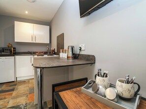 Fridge, electric kettle, toaster, cookware/dishes/utensils - Studio Apartment (Minehead)