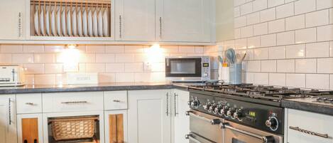 Køleskab, opvaskemaskine, elkedel, brødrister