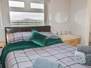 4 quartos, individualmente decorados, individualmente mobiliados