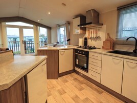 Refrigerador, tetera/pava eléctrica, tostadora, utensilios de cocina