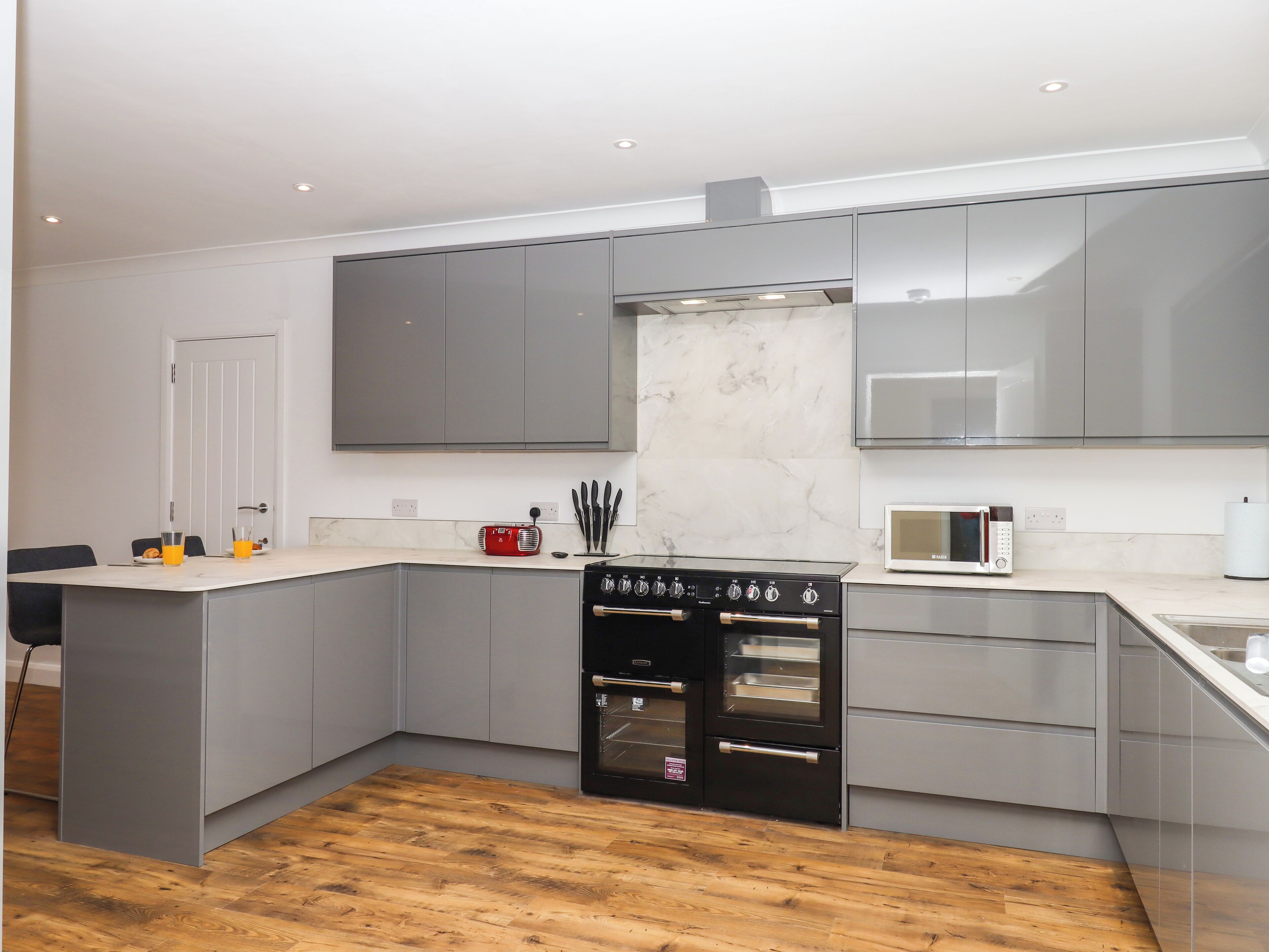 Lemari es, mesin pencuci piring, ketel listrik, dan pemanggang roti