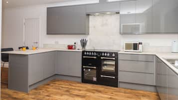 Réfrigérateur, lave-vaisselle, bouilloire électrique, grille-pain