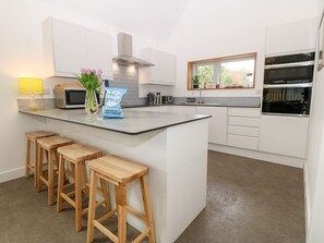 Dishwasher, cookware/dishes/utensils - Ty Chwarel (Bangor)