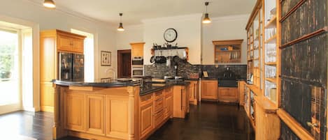 Refrigerador, lavavajillas, tetera/pava eléctrica, tostadora