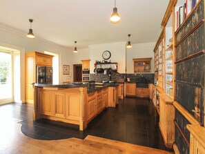 Jääkaappi, astianpesukone, vedenkeitin, leivänpaahdin