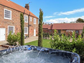 A brick house with a garden and a hot tub. - Harpham Manor House (Driffield)