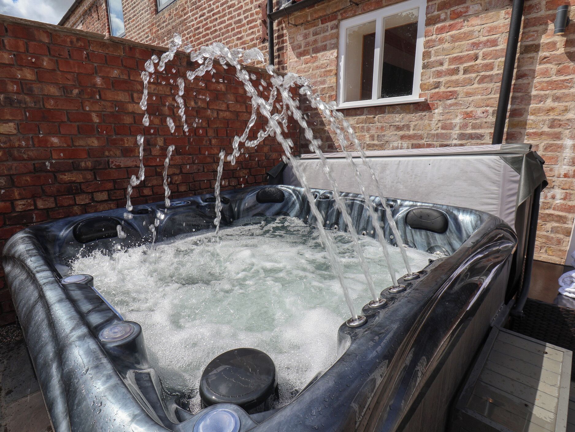Cottage | Outdoor spa tub