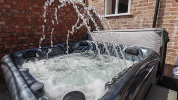 Cottage | Outdoor spa tub