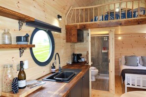 2 dormitoris, decoració individual i mobiliari individual 