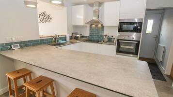 Fridge, dishwasher, cookware/dishes/utensils