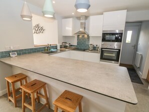 Fridge, dishwasher, cookware/dishes/utensils - Forest Lodge (Llanfairpwllgwyngyll)