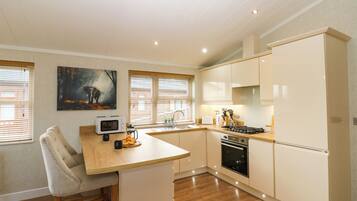 Lemari es, mesin pencuci piring, ketel listrik, dan pemanggang roti