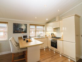 Refrigerador, lavavajillas, tetera/pava eléctrica, tostadora